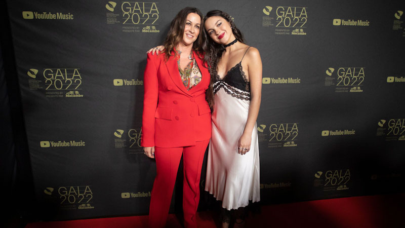 Olivia Rodrigo Inducts Alanis Morissette Into Canadian Songwriters Hall ...